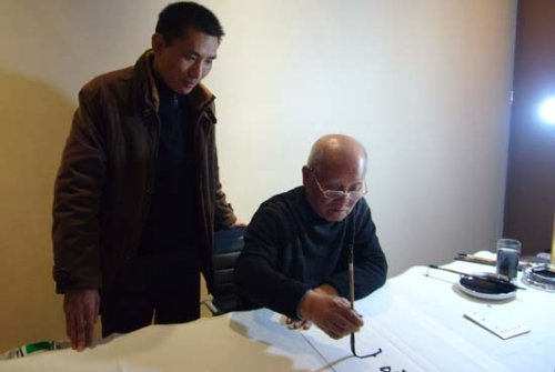 刘新群紫砂壶 与林散之之子林筱之合影 