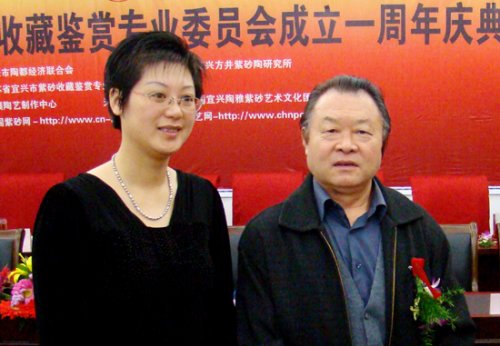 李利紫砂壶 与何道洪大师合影 