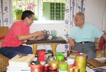 许立忠紫砂壶 许立忠与茶界泰斗张天福品茶论壶 