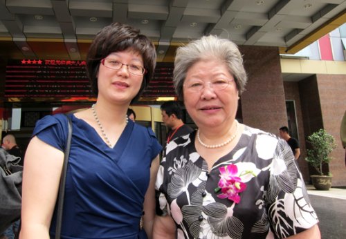 李利紫砂壶 与曹婉芬大师合影 