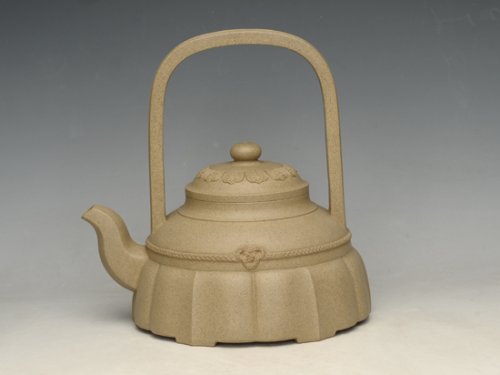 陈珍华紫砂壶 裙花提梁  泥料：本山绿泥  容量：550cc 