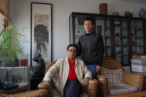 厉上清紫砂壶 与恩师在工作室 